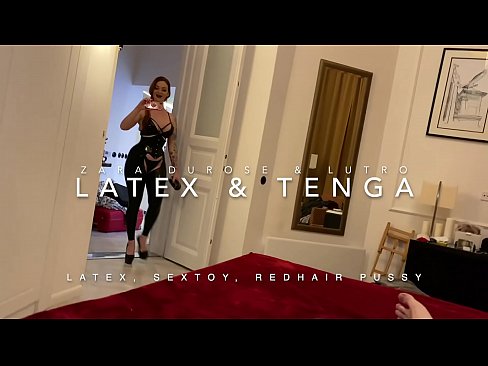 ❤️ Ngoanana e monyane ea nang le hlooho e khubelu ea apereng seaparo sa latex se kentsoeng ke ntate oa bobeli rona ❌️